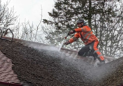 Waarom zou je nooit je dak onder druk moeten wassen?